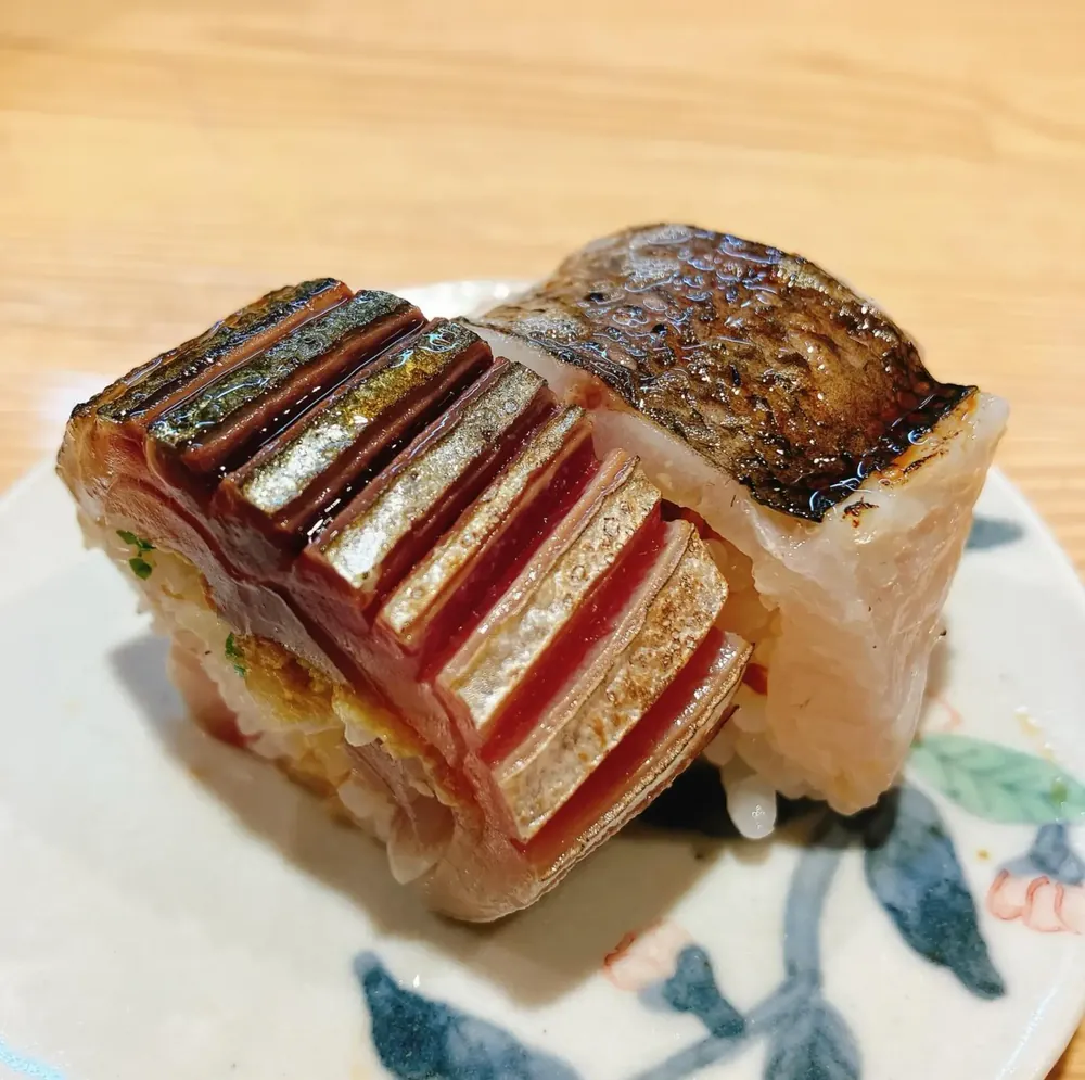 四谷うえ村の炙った魚をのせた握り